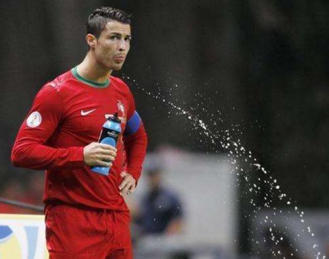 足球运动员运动饮料,为什么足球运动员饮料瓶要喷一下