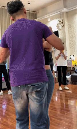 搞笑gif，哥们梦中初吻被狗子夺走了！实在没忍住笑