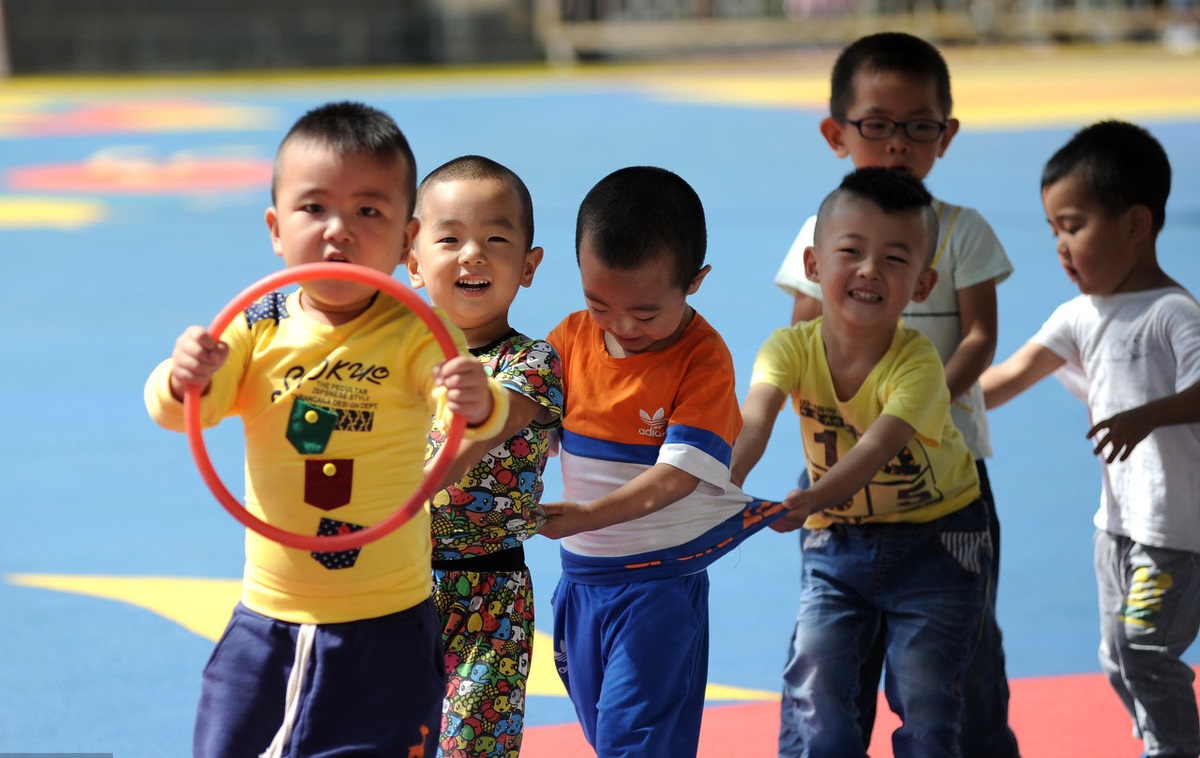儿童几岁可以练足球头球,儿童学足球影响身体发育
