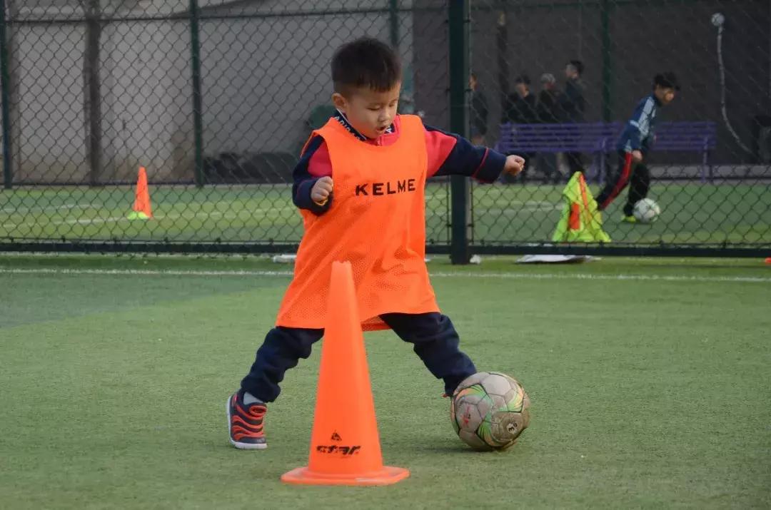 让孩子踢足球有前途吗,教孩子踢足球从哪些步骤开始教