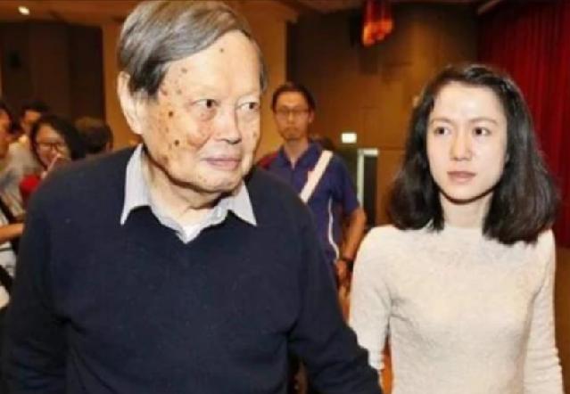 翁帆父亲和杨振宁孙女相差多少岁,翁帆的父亲评价杨振宁