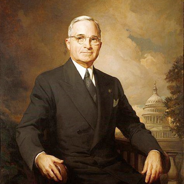 邓华缴获五箱白金龙烟,只给主席一支,主席笑笑:“财不露白”啊