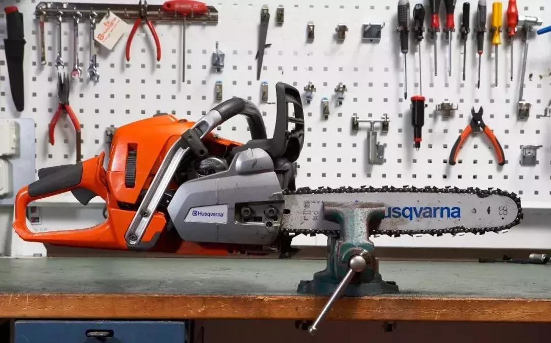 油锯切割几分钟就熄火,油锯切割木料切不整齐