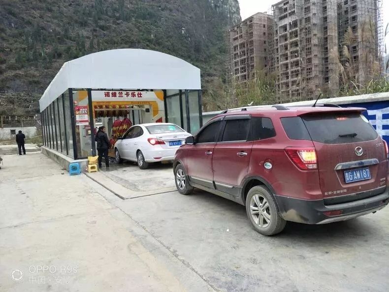 本想加个油,一不小心还蹭了个网红洗车