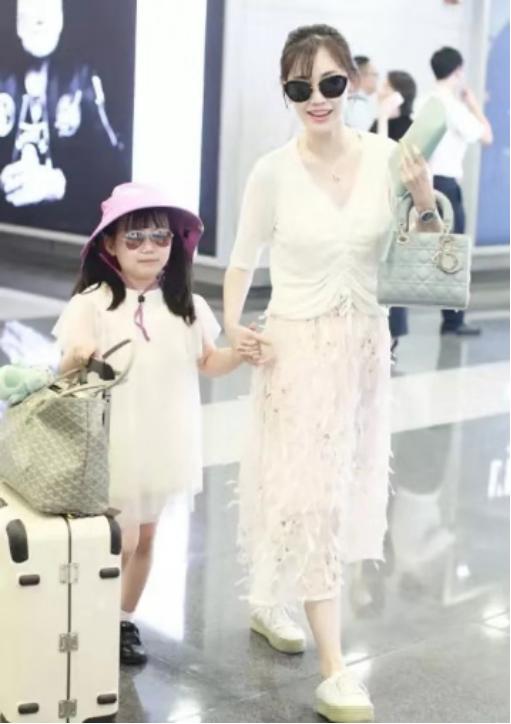 马蓉最近的穿搭,马蓉穿衣风格引热议