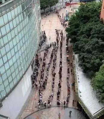 优衣库kaws还会补货吗,疯抢优衣库kaws衣服