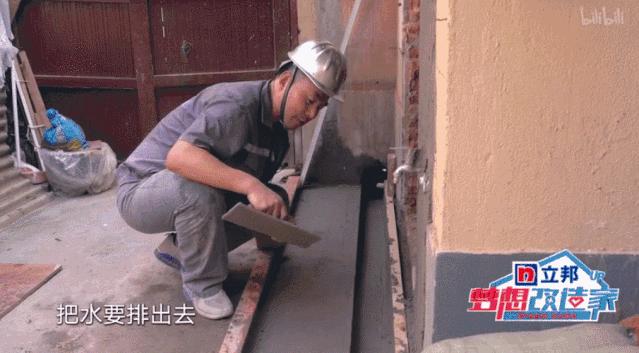 上海11㎡蜗牛窝住两代人,睡觉腿伸不直站着头碰天花板,还住30年