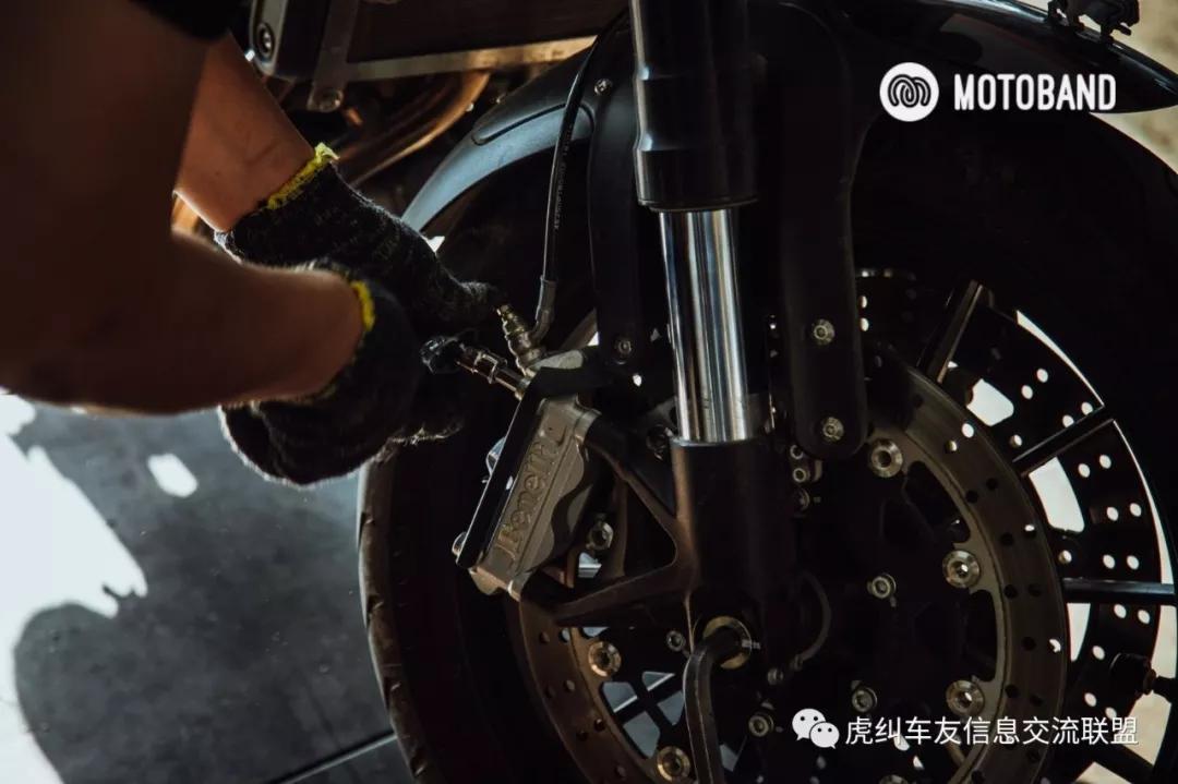 贝纳利幼狮500辐条轮爆胎,贝纳利幼狮500公路版改牌照架