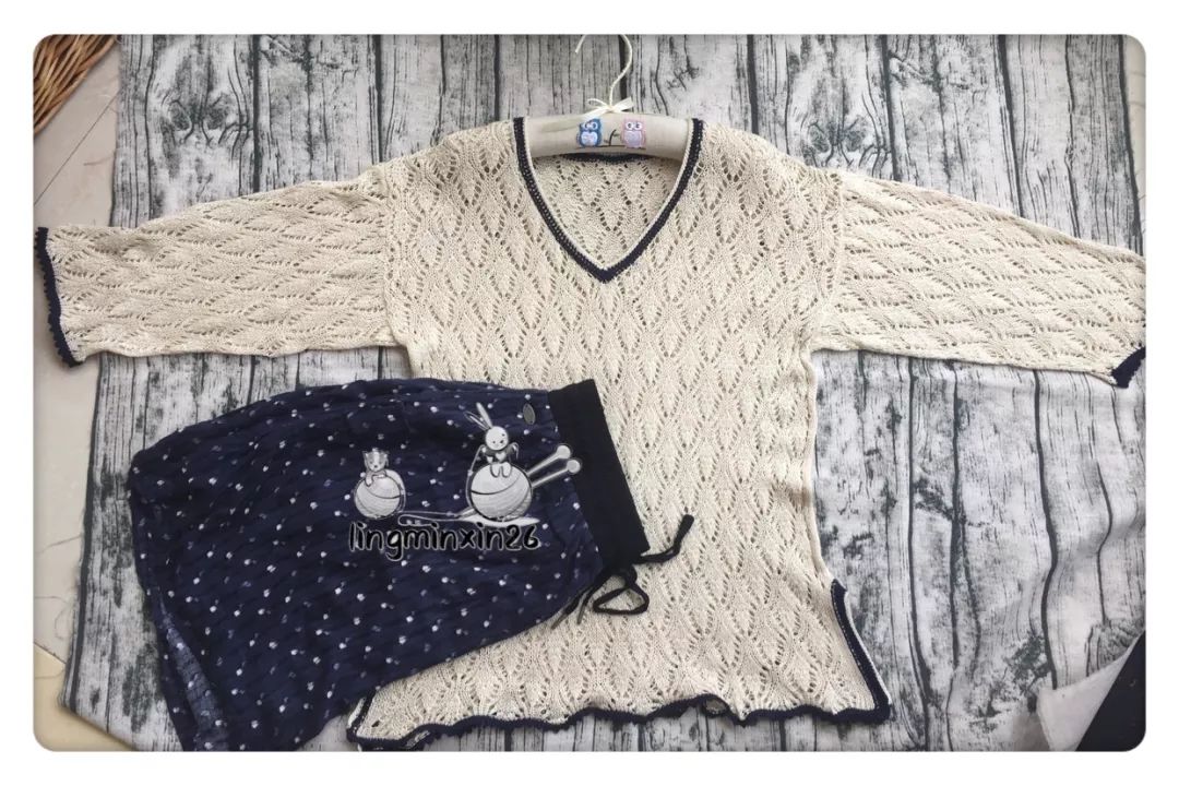 依云v领轻柔薄透毛衣的编织图解,适合横织女士毛衣的镂空花样