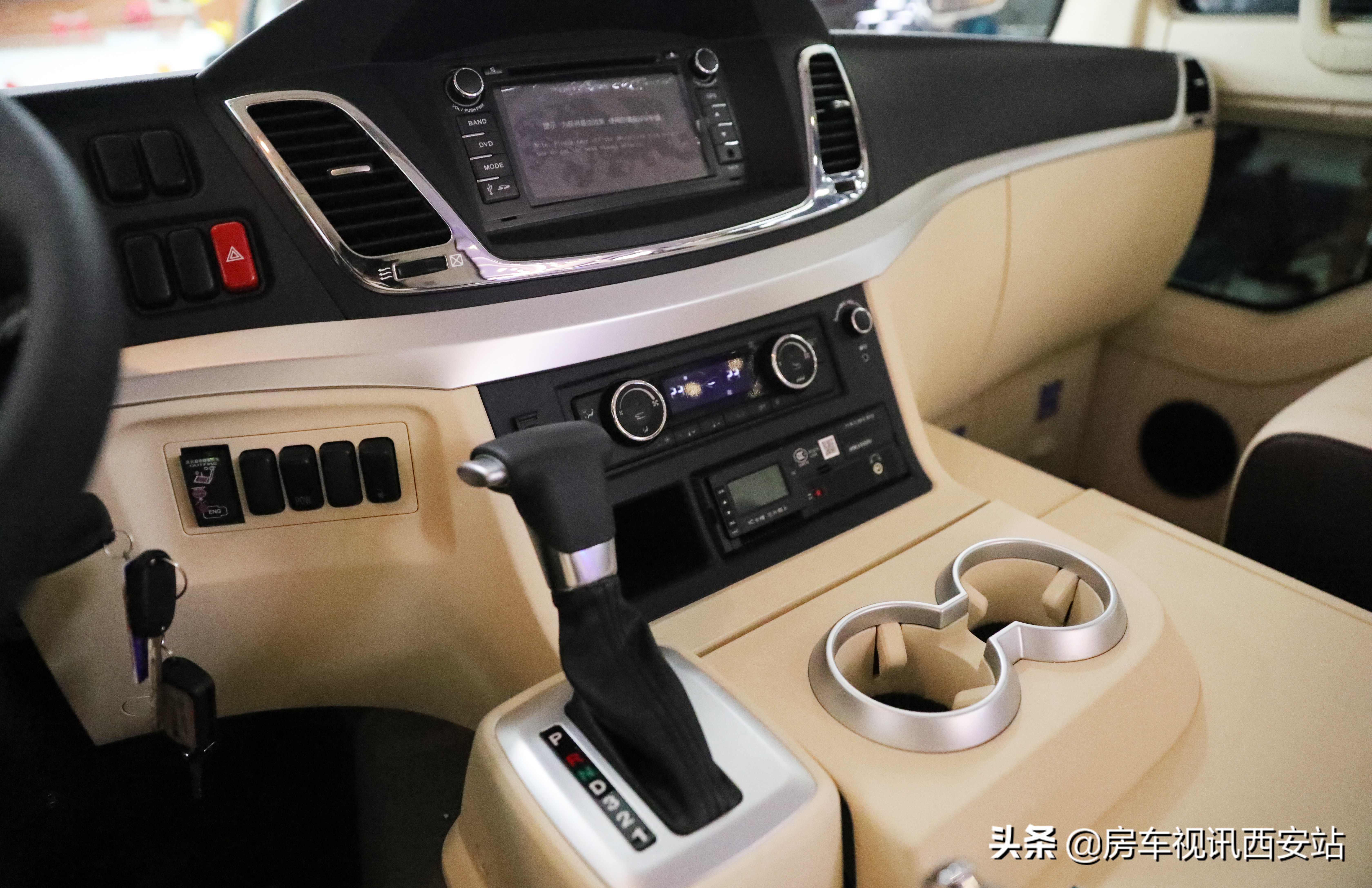 丰田考斯特vs宇通t7哪个安全性高,宇通t717座对比考斯特17座