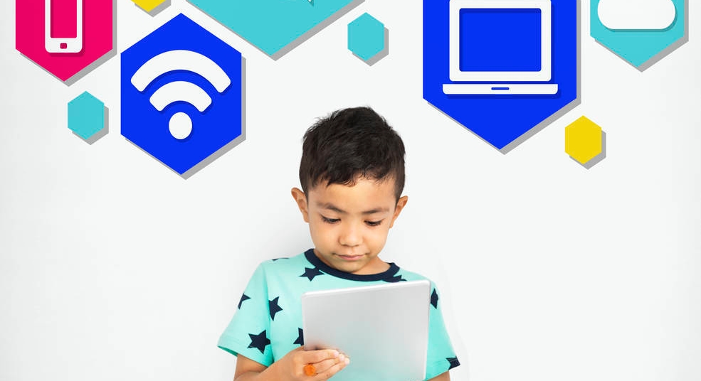 儿童看平板电脑损伤视力大约是电视三倍,预防近视可以这样做