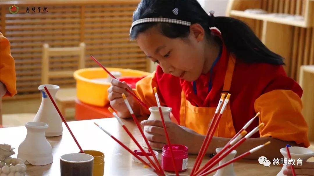 一所充满爱的学校,这是一所漂亮的学校英语