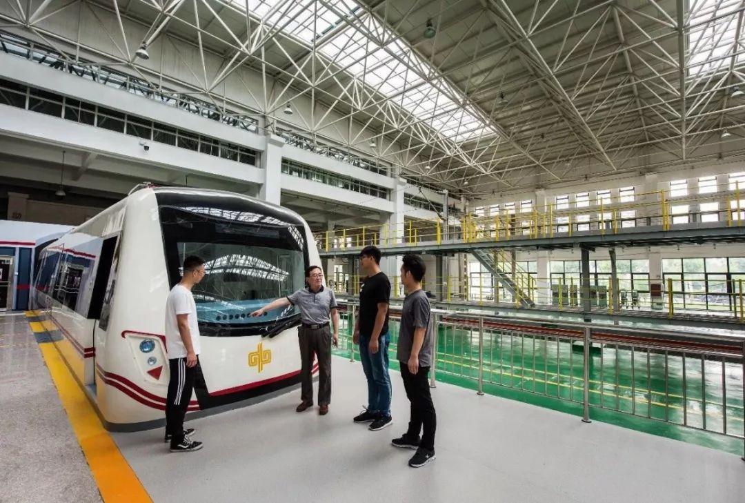 河南高铁乘务专业最好学院,在高铁上课