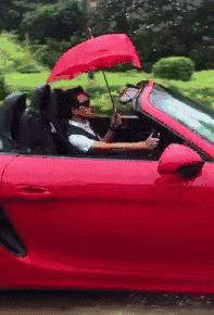 “兄弟睡觉压得胳膊都变色了，要不要叫醒他？”醒来一定很酸爽