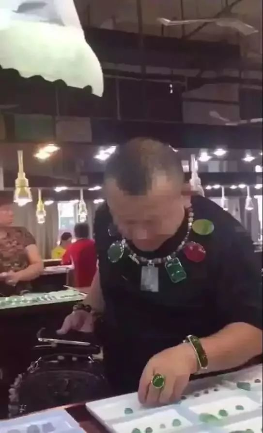 越南金哥戴黄金是真的吗,越南小伙每天戴13公斤黄金