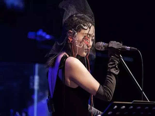 邓紫棋会成为新一代天后吗,邓紫棋被评为中国华语乐坛天后