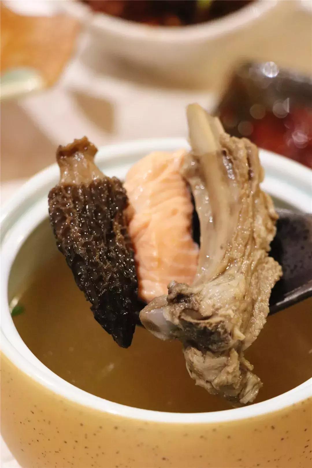 Madein*疆新**！不用100元能吃三文鱼全鱼宴？！