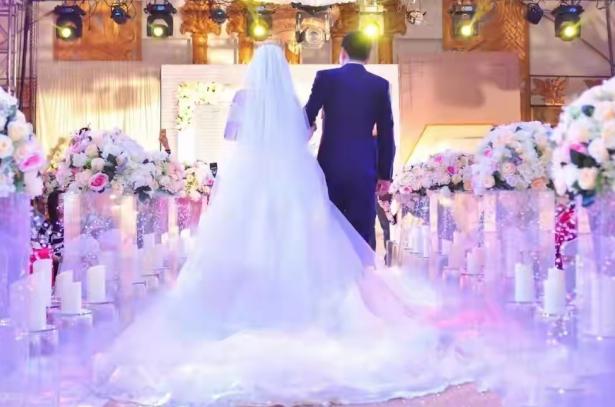 结婚时新娘怀孕要生了新郎不知道,新娘婚礼当天去生娃