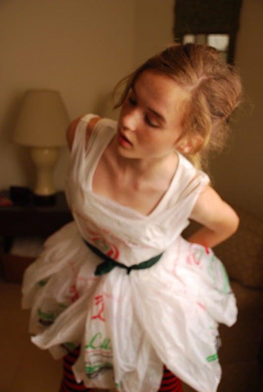 外国女人挑战将自己塞进行李箱,外国女性购物袋