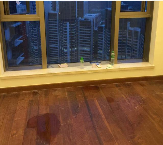 强化地板泡水？别听别人忽悠，请人处理白花钱，自然蒸发最有效