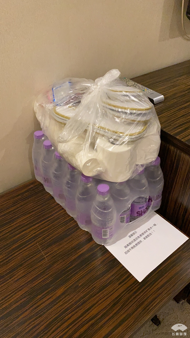 这种专业让人折服!在毫无服务的情况下,空姐仍能准确地姓氏称呼