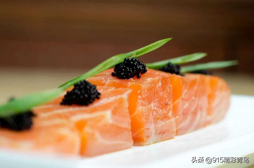 品尝鱼子酱为什么用手背,鱼子酱可以放手背上吃吗