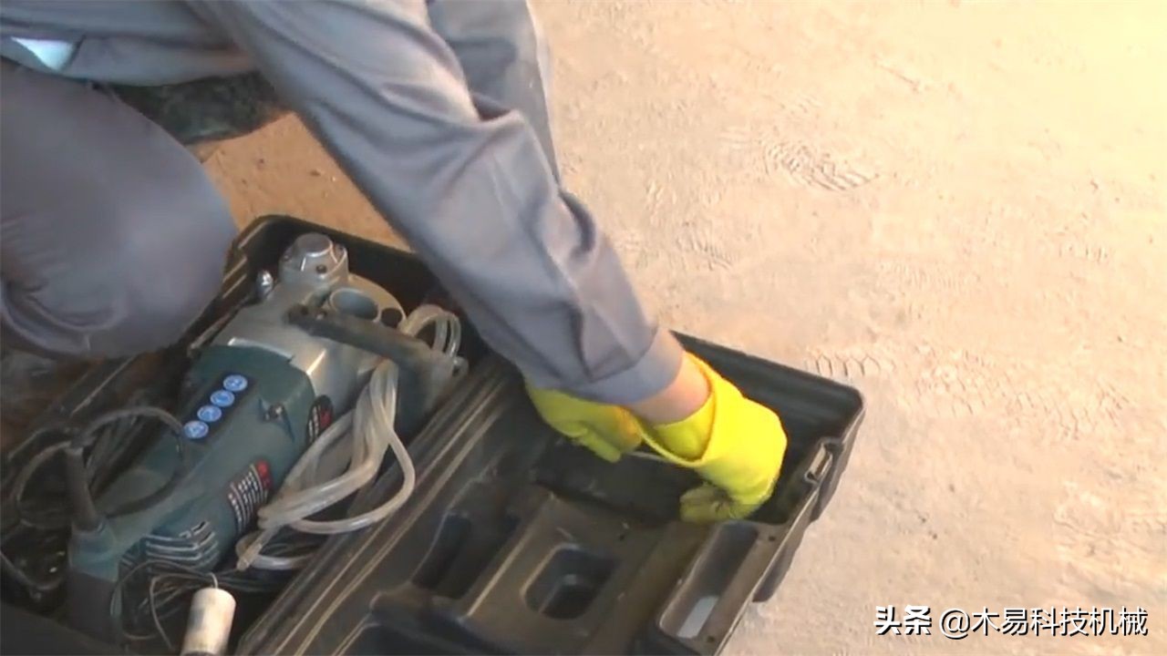 大叔研发“开槽神器”，每分钟8000转，90度角都能一次切完