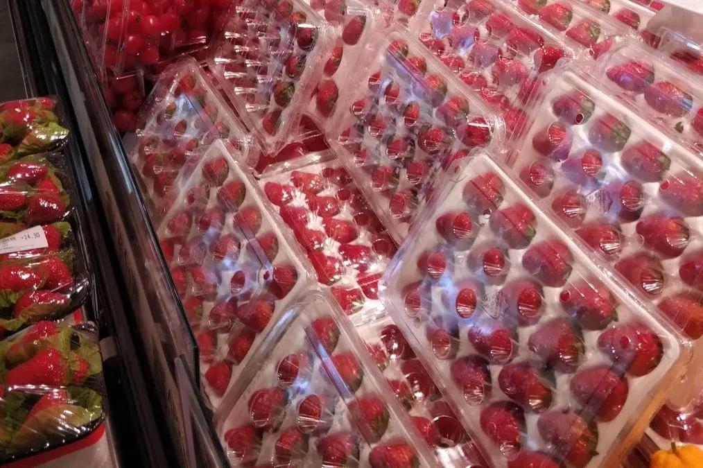 消费者故意买发霉草莓要求赔偿,一个草莓发霉怎么问水果店赔偿