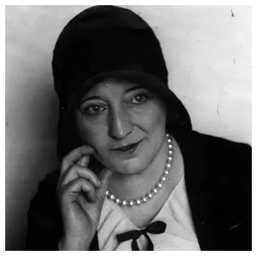 女子将情人藏阁楼20年,女子把情人藏在阁楼十年后续