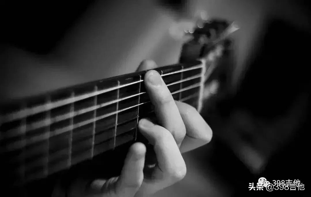 吉他空弦音在五线谱上的位置图,有吉他的图