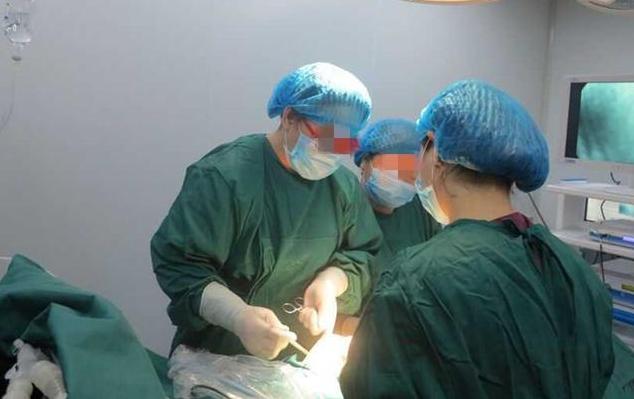 女孩用吸尘器吸走“大姨妈”，导致休克就医，网友：太刷三观