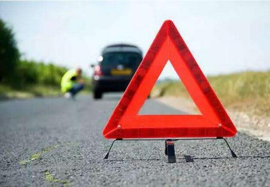 自己开车撞到别人的车怎么办,开车撞到了路边的汽车怎么办