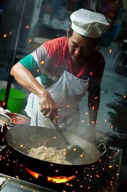 锅烧糊了吸入大量油烟怎么办,锅炒菜老是糊底菜不好吃