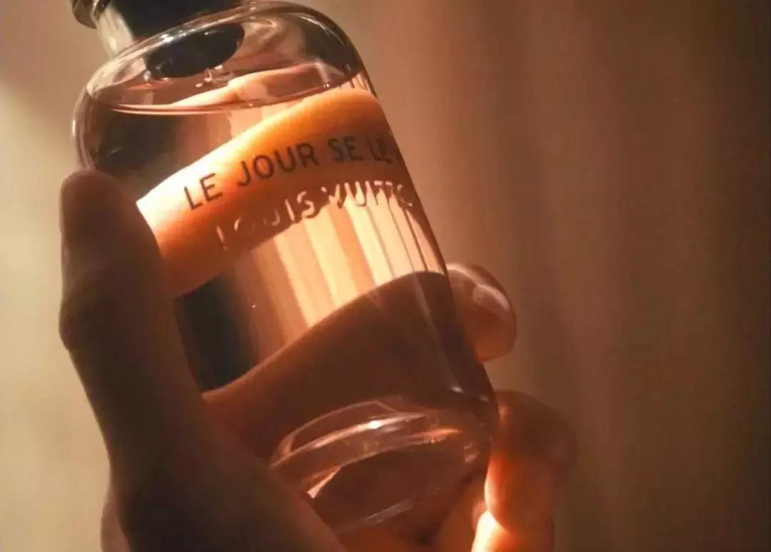 过年穿上红衣服还不够，喷上这支香水就是欧气最旺的锦鲤本鲤