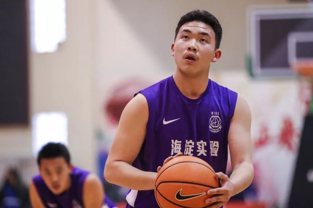 新·十六强齐亮相高中赛场惊现*力暴**隔扣丨18-19耐克高中联赛