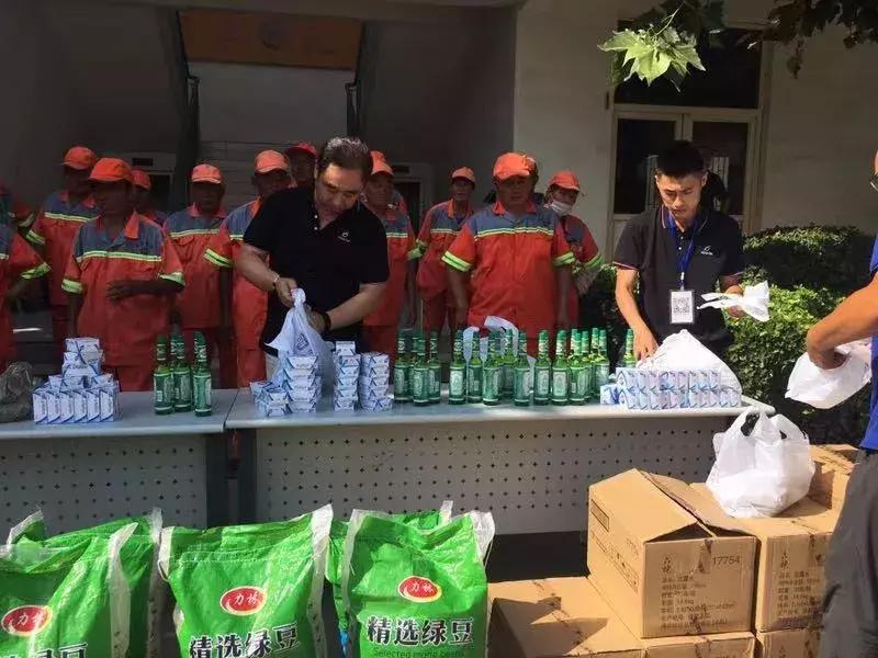 盛夏给环卫工人送清凉,街道环卫工人送清凉