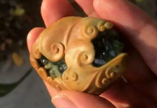 缅甸矿区翡翠原石一刀切出千万元,翡翠原石一刀切开