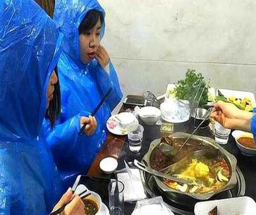 冬天吃火锅浑身臭味怎么办？聪明人都是穿雨衣吃，网友：学到了！