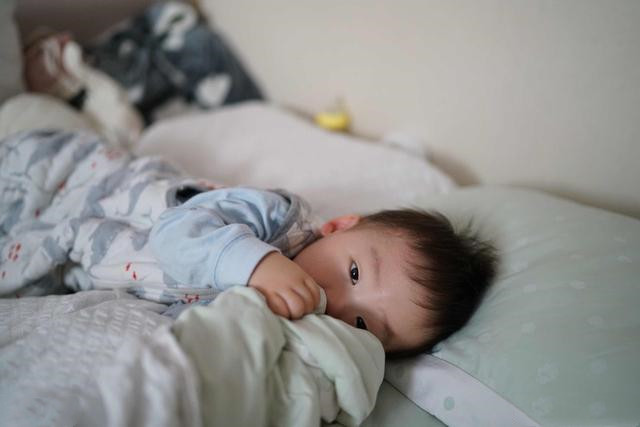 爸爸睡觉时呼噜声太大，宝宝做出一个动作，让一旁的妈妈笑喷