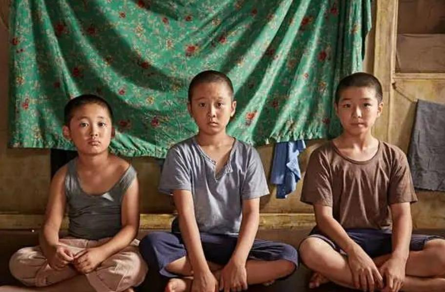 许三观卖血记中国小家庭的血与泪,许三观卖血记最后一次卖血哭了