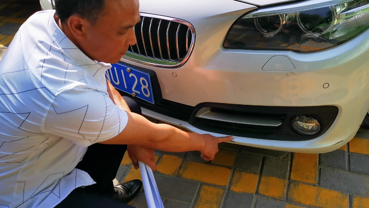 宝马保险杠剐蹭是换新的还是修复,宝马保险杠喷漆去4s店还是修理厂
