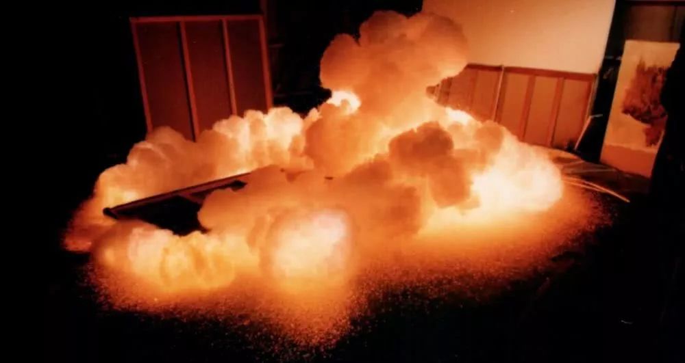 最会玩火的男人!他炸遍全世界却换来全网膜拜:美到窒息的神作