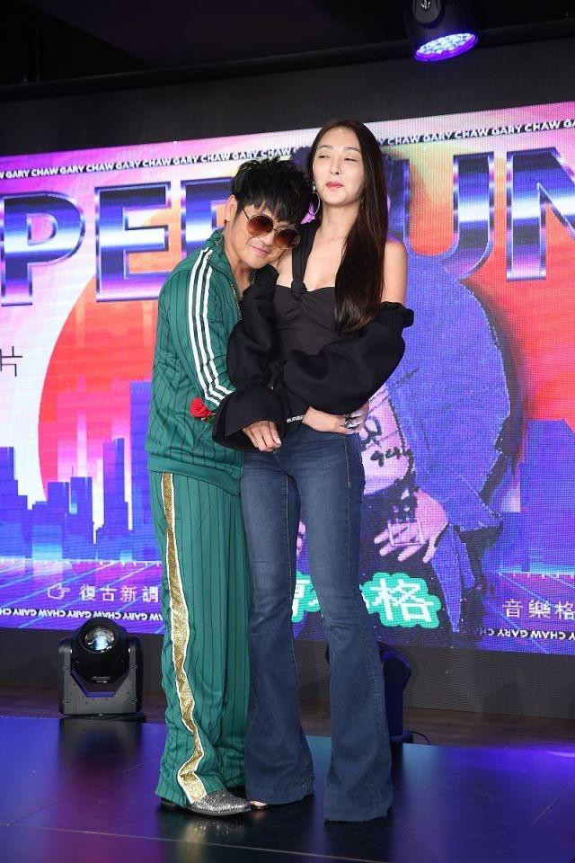 曹格老婆露脐装,曹格歌王