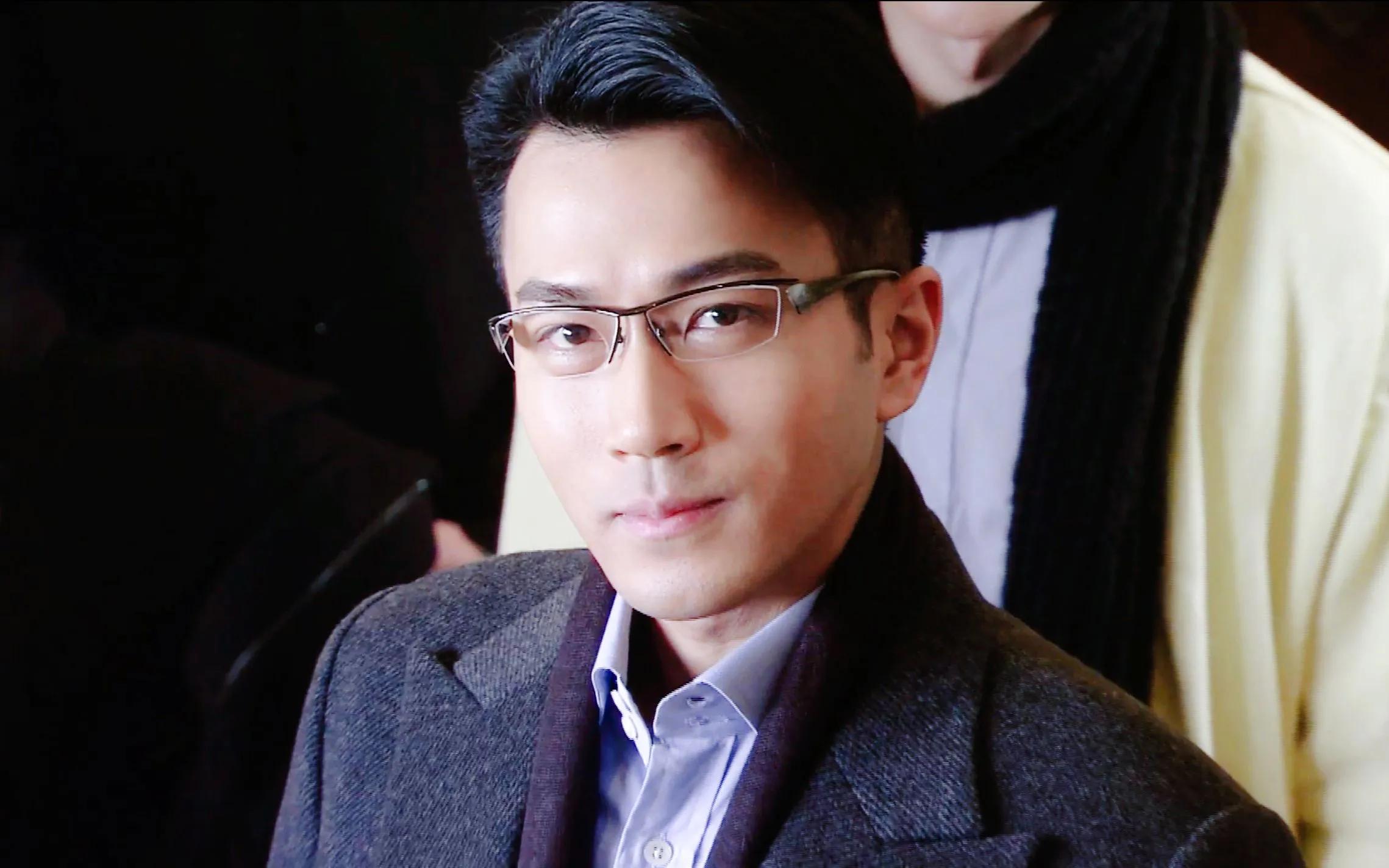 行走的荷尔蒙,这6位越老越有味,大胡茬克制又霸道,气质太绝了