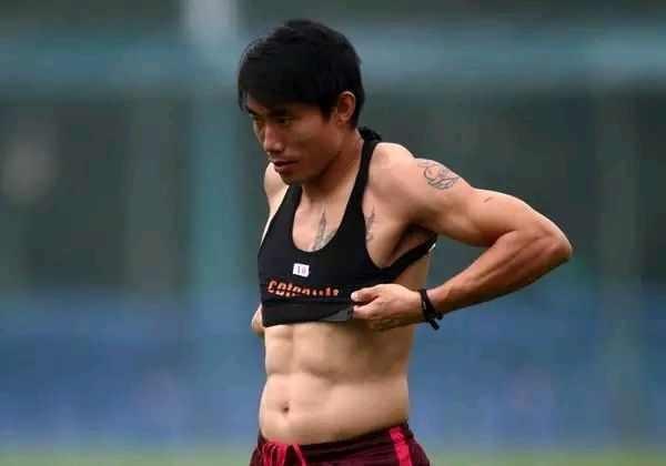 瞧瞧科比的手指，郑智的肚子，梅西C罗的脚，就会明白伟大不简单