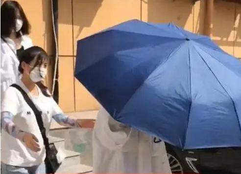 杨幂被*拍偷**裙底，他们还说“是她裙子太短”