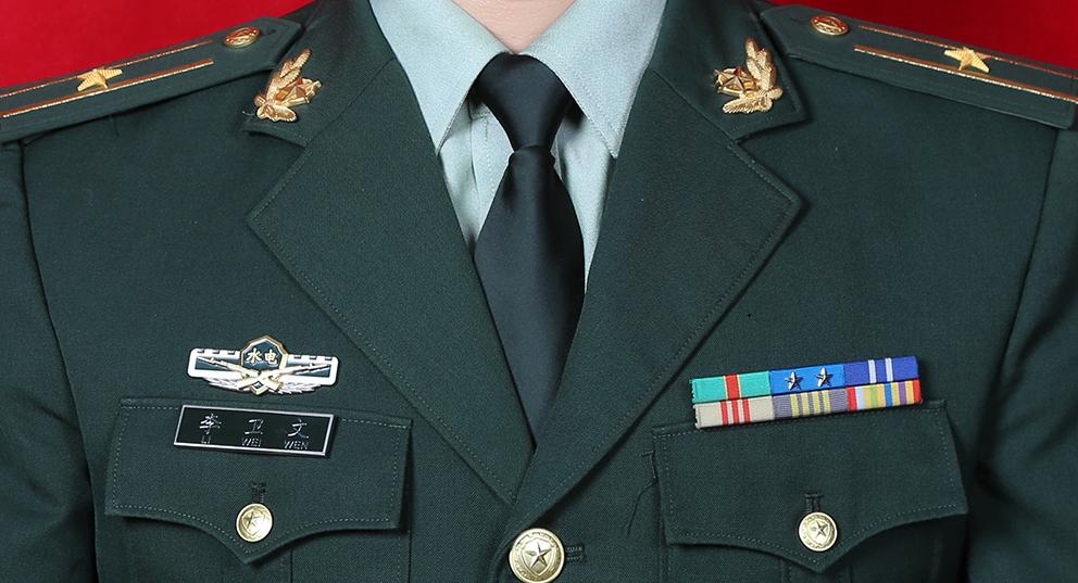 教你如何识别我军军官的级别大小,只看胸前的资历章就行了