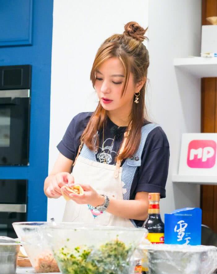 赵薇终于剪对发型！只剪了款空气刘海显青春，43岁嫩回23岁了