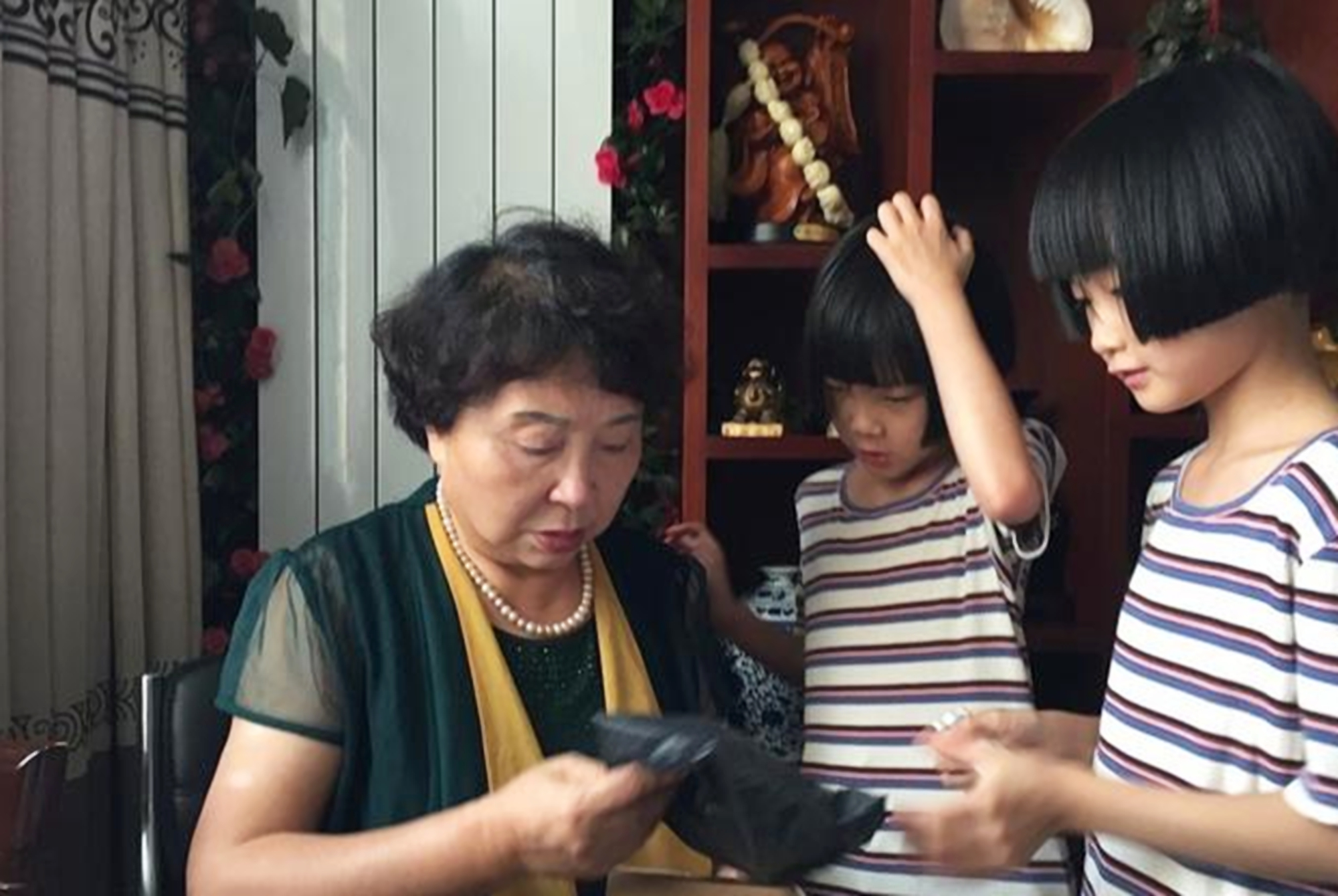 60岁老太生下双胞胎如今现状如何,60岁大妈冒死生下了双胞胎女儿