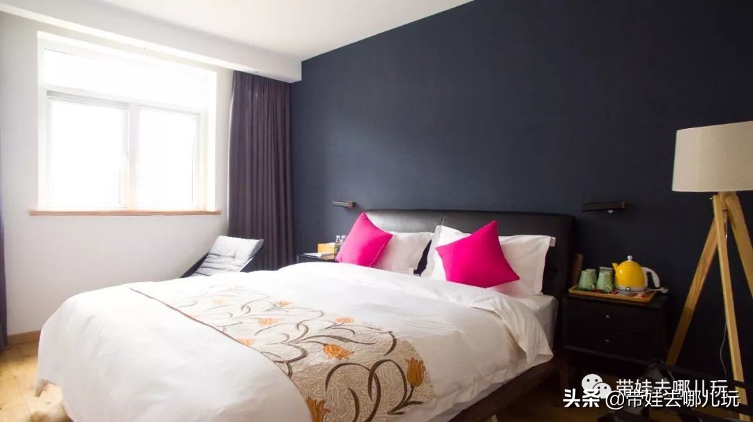 住别墅、滚草坪、躺在床上看电影，密云轻奢营地的花样玩法